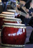 japanische Künstler und traditionelle Taiko-Trommeln foto