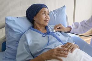 Krebspatientin mit Kopftuch nach Chemotherapie-Beratung und Arztbesuch im Krankenhaus.. foto