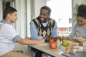 gruppe von schülern, die mit lehrer, bildungs- und lernkonzept studieren und spielen. foto