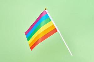 regenbogenfahne der lgbt-gemeinschaft, lesbischer schwuler bisexueller transgender und queerer stolz auf grünem hintergrund foto