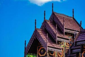 klassischer hölzerner nantaram-tempel in der provinz phayao, nördlich von thailand. foto
