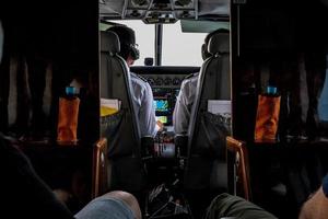 hinter der Pilotenraumsteuerung im kleinen Privatjet-Flugzeug in Thailand reisen. foto