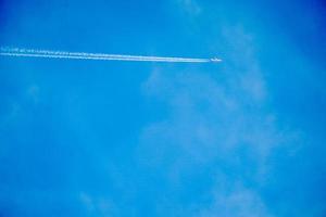 eindeutig schöner blauer Himmel mit weißer Linienebene. foto