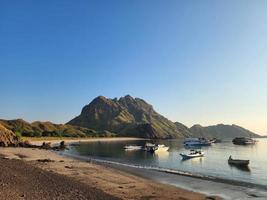 schöne aussicht auf den strand der insel padar foto