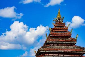 klassischer hölzerner nantaram-tempel in der provinz phayao, nördlich von thailand. foto