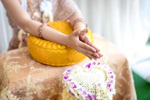 Traditionelle thailändische Hochzeitszeremonie in lokalem Luxus-Vintage-Kostüm und Hochzeitsausrüstung. foto