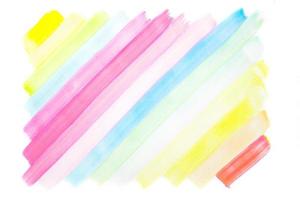 Einfache Pastellfarben und normale Regenbogenfarben werden mit einem großen Pinsel auf das weiße Zeichenpapier gemalt. foto