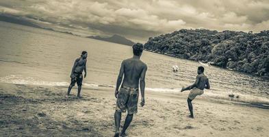 ilha grande rio de janeiro brasilien 2020 männliche fußballspieler strand große tropische insel ilha grande brasilien. foto