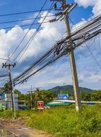 nathon beach phuket thailand 2018 absolutes kabelchaos am thailändischen strommast thailand blauer himmel. foto