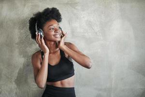 gute Körperform. Porträt eines afroamerikanischen Mädchens in Fitnesskleidung, das nach dem Training eine Pause macht foto