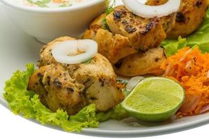 Chicken Tikka auf weißem Hintergrund foto