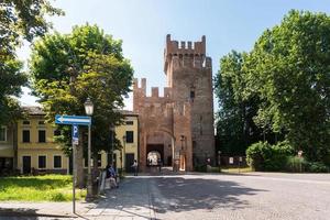 montagnana, italien - 30. mai 2021 eingang der stadt montagnana in der provinz padua, italien an einem sonnigen tag. Es hat schöne Mauern und gehört zu den schönsten Dörfern Italiens foto