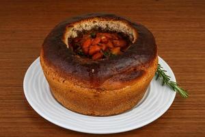 Bohnensuppe im Brot foto