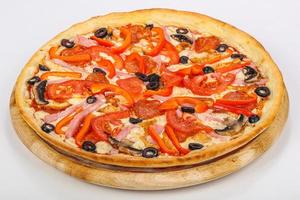 italienische pizza mit schinken und pilzen foto