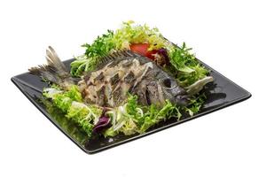 gegrillter Tilapia mit Salat foto