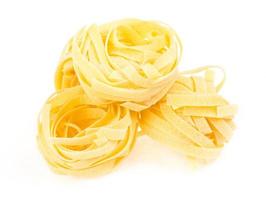 italienisches Nudel-Fettuccine-Nest lokalisiert auf weißem Hintergrund foto