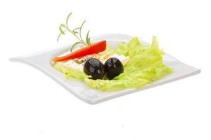 Weichkäse auf Salat mit Oliven foto