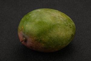 tropische Frucht - grüne süße Mango foto