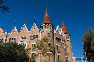 modernistisches haus wie ein schloss in der stadt barcelona foto