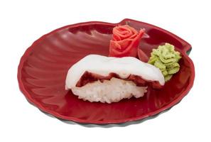 Japanisches Sushi mit Tintenfisch auf weißem Hintergrund foto