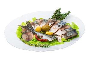 Makrelenfisch, in Scheiben geschnitten auf einem Teller mit Salat foto