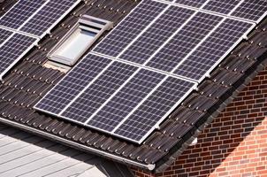 grüne erneuerbare energie mit photovoltaikmodulen foto