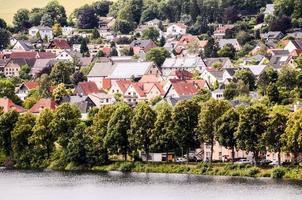 altes europäisches dorf am see foto