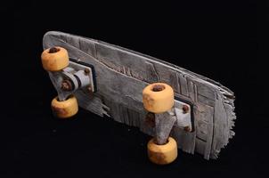 altes gebrauchtes Skateboard aus Holz foto