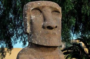 Moai, der von der Osterinsel steht foto
