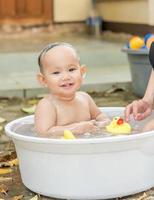 Baby baden und shampoonieren foto