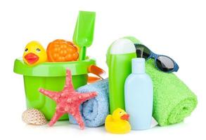 Strand Babyspielzeug, Handtücher und Flaschen foto