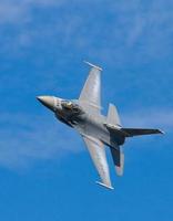 Flügelkondensation auf einem F-16-Kampfflugzeug foto