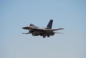 Vorderansicht des F-16 Düsenjägers foto