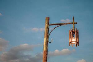 vintage alte lampe in der dämmerung, sonnenuntergangslampe, blauer himmel foto