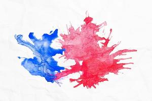 abstraktes blaues und rotes splash aquarell, gezeichnet durch blasen von luft auf zerknittertem weißem papier. splash aquarell blackground. foto