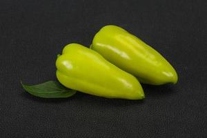 grüne Paprika über hölzernen Hintergrund foto