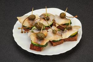 Heringsfilet Canape mit Kaperbeere foto