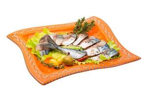 Makrelenfisch, in Scheiben geschnitten auf einem Teller mit Salat foto