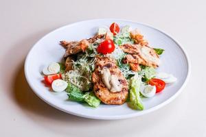 Caesar Salat mit Huhn foto