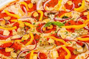 Pizza mit Salami und Pilzen foto