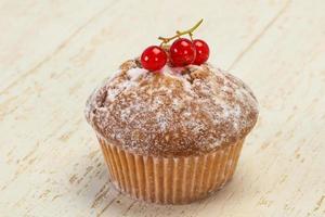 süßes leckeres Muffin mit roten Johannisbeeren foto