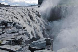 schönes lebendiges Panoramabild mit Blick auf Wasserfall in Island