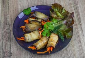 Auberginenbrötchen mit Karotte foto