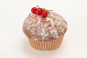 süßes leckeres Muffin mit roten Johannisbeeren foto