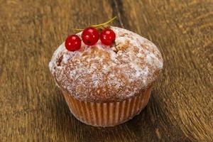 süßes leckeres Muffin mit roten Johannisbeeren foto