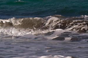 Meereswellen am Mittelmeer foto