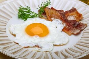 Frühstück - Ei mit Speck foto