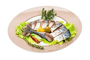 Makrelenfisch, in Scheiben geschnitten auf einem Teller mit Salat foto