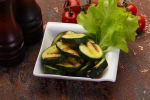 vegane Küche - gegrillte Zucchini foto