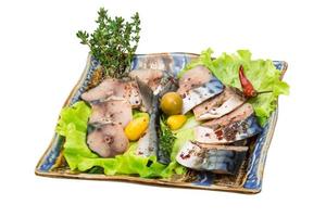 Makrelenfisch, in Scheiben geschnitten auf einem Teller mit Salat foto